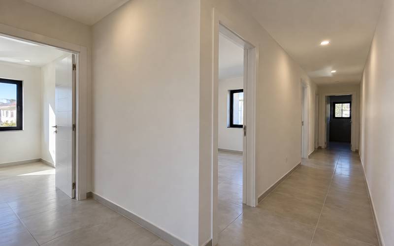 Corredor remodelado com paredes e teto em pladur numa habitação em Tavira