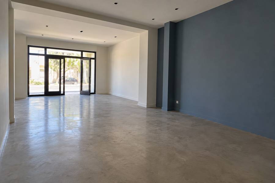 Espaço comercial renovado com pladur pintado