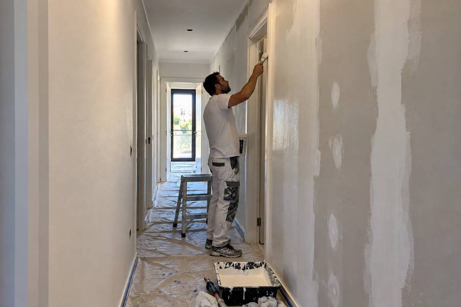 Pintura das paredes de pladur de um corredor