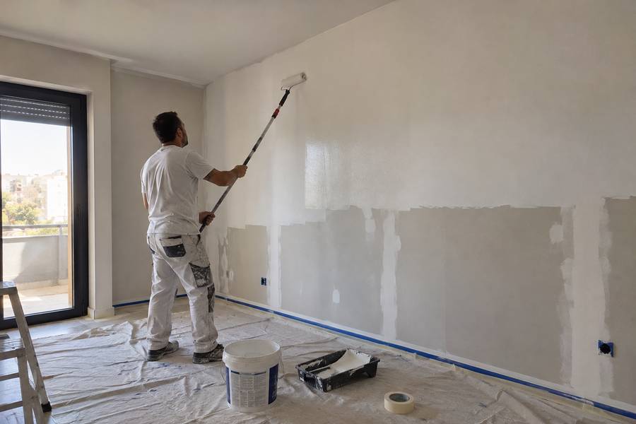 Aplicação de tinta a rolo numa parede de pladur