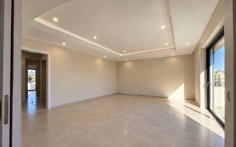Sala com paredes e teto em pladur prontos a receber pintura