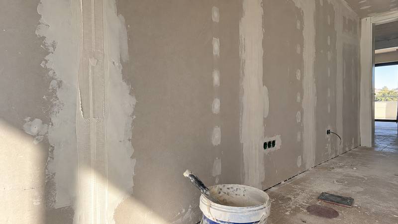 Renovação de uma parede em pladur durante uma obra interior
