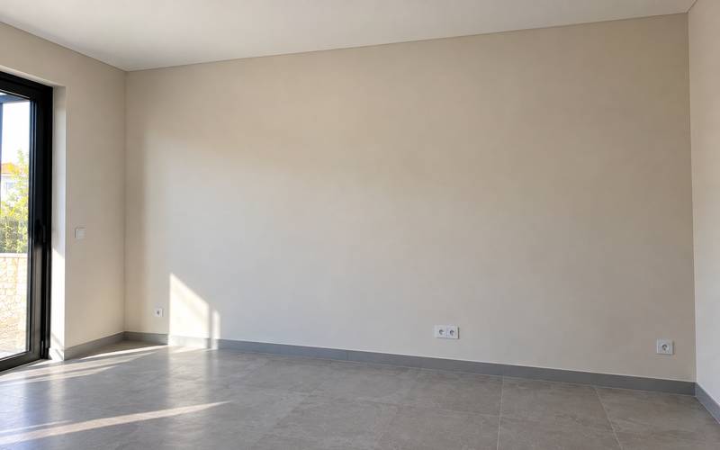 Sala ampla de apartamento com as paredes de pladur barradas