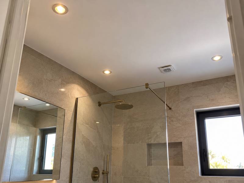 Teto falso de casa de banho com iluminação integrada